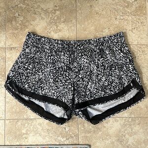 Athleta black and white patterned 4” mesh racer shorts. Size Xl